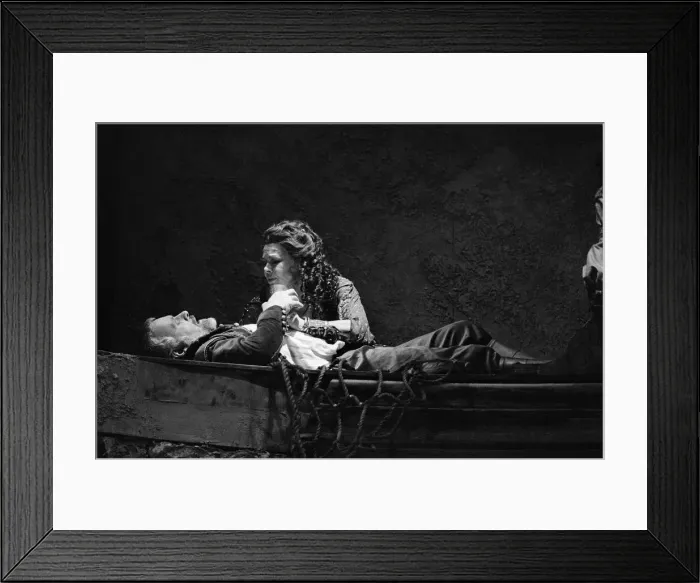 Framed Print : Judi Dench and Anthony Hopkins in Antony and Cleopatra, National Theatre, London Framed Print : Judi Dench and Anthony Hopkins in Antony and Cleopatra, National Theatre, London