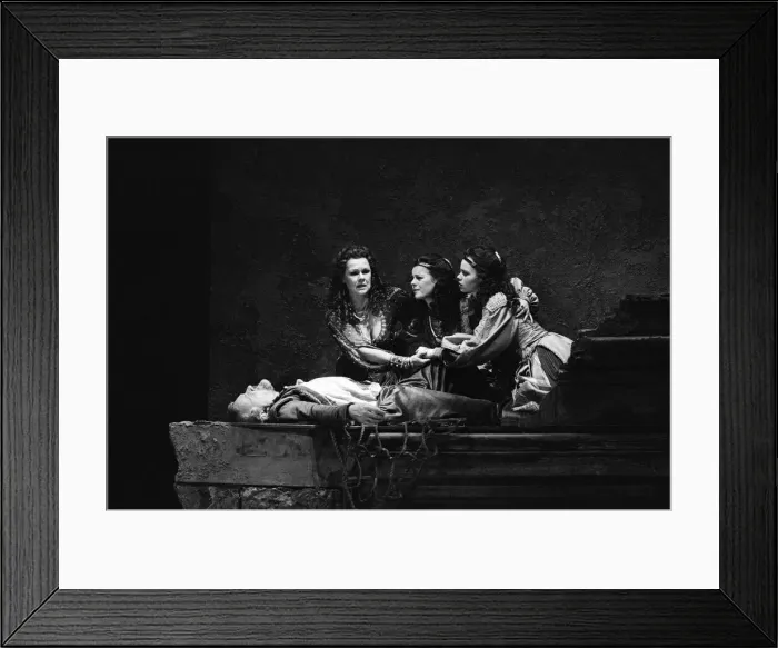 Framed Print : Judi Dench and Anthony Hopkins in Antony and Cleopatra, National Theatre, London