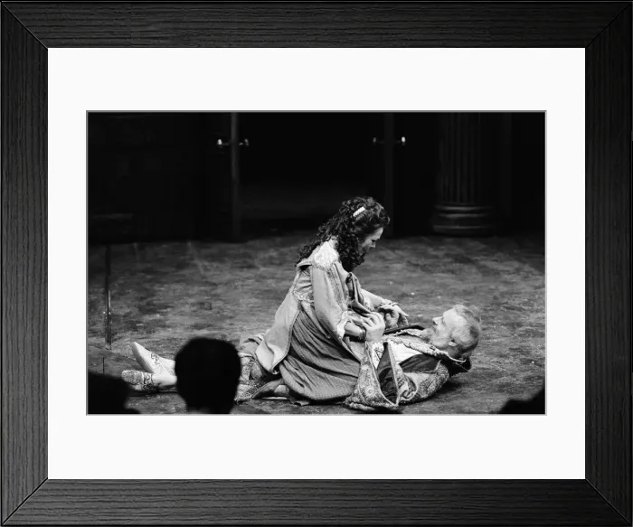 Framed Print : Judi Dench and Anthony Hopkins in Antony and Cleopatra, National Theatre, London Framed Print : Judi Dench and Anthony Hopkins in Antony and Cleopatra, National Theatre, London