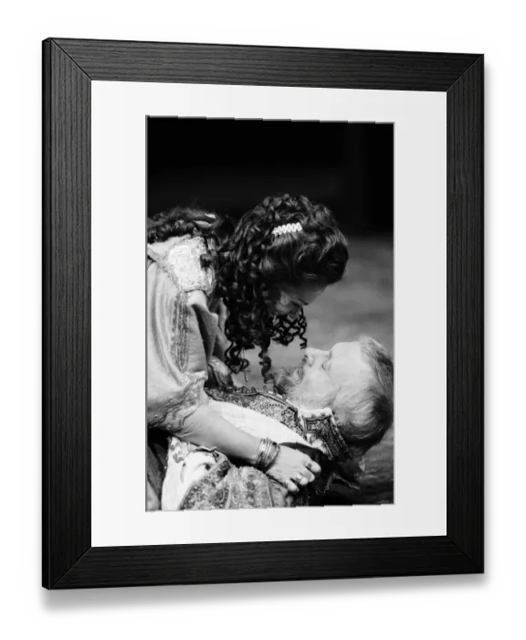 Framed Print : Judi Dench and Anthony Hopkins in Antony and Cleopatra, National Theatre, London Framed Print : Judi Dench and Anthony Hopkins in Antony and Cleopatra, National Theatre, London