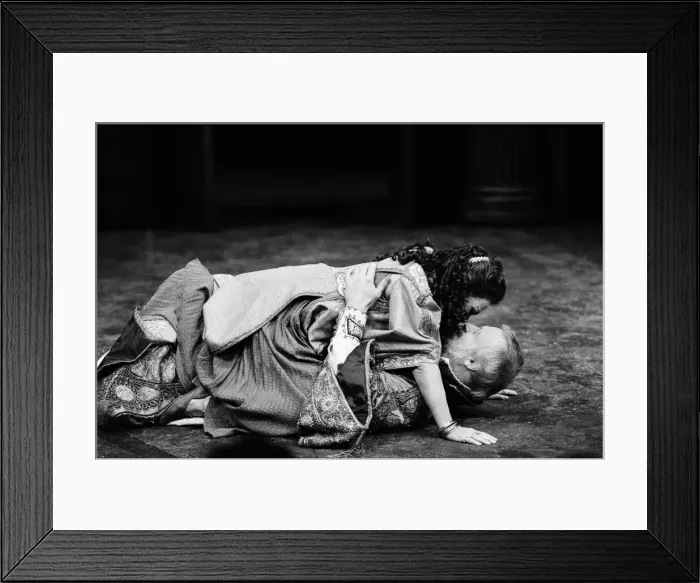 Framed Print : Judi Dench and Anthony Hopkins in Antony and Cleopatra, National Theatre, London Framed Print : Judi Dench and Anthony Hopkins in Antony and Cleopatra, National Theatre, London
