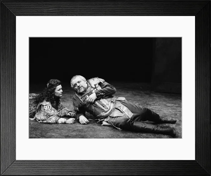 Framed Print : Judi Dench and Anthony Hopkins in Antony and Cleopatra, National Theatre, London Framed Print : Judi Dench and Anthony Hopkins in Antony and Cleopatra, National Theatre, London