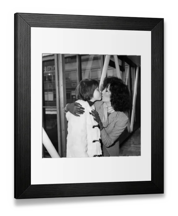 Framed Print : Joan Collins at Heathrow Airport with her daughter Katyana after a holiday in the Bahamas
