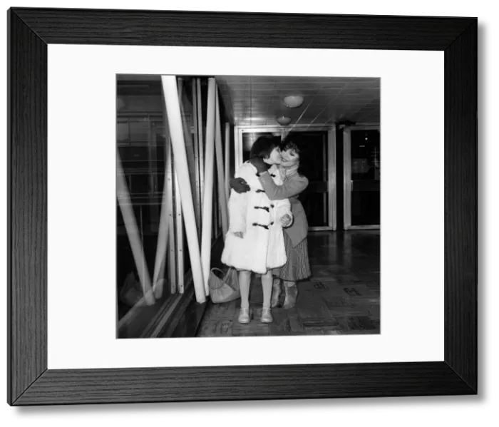 Framed Print : Joan Collins at Heathrow Airport with her daughter Katyana after a holiday in the Bahamas Framed Print : Joan Collins at Heathrow Airport with her daughter Katyana after a holiday in the Bahamas