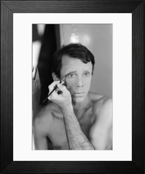 Framed Print : Kenn Wells, dancer who plays the character Skimbleshanks in West End show Cats Framed Print : Kenn Wells, dancer who plays the character Skimbleshanks in West End show Cats