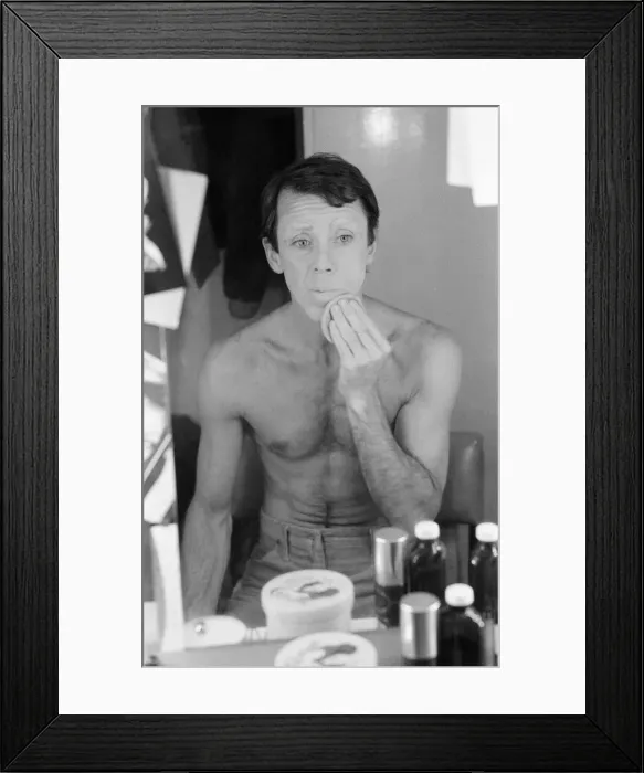 Framed Print : Kenn Wells, dancer who plays the character Skimbleshanks in West End show Cats