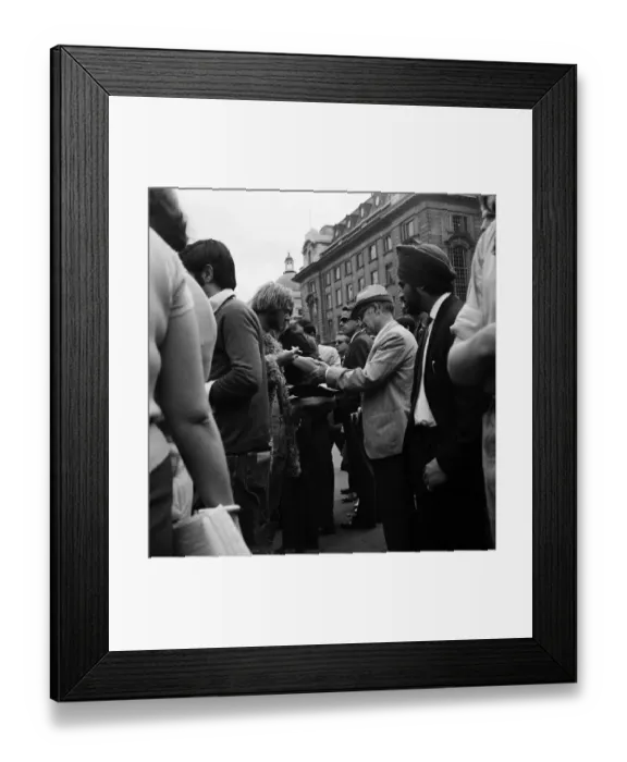 Framed Print : General scenes in Piccadilly Circus, London. 15th August 1969