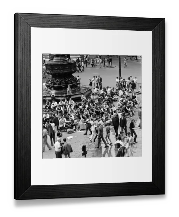 Framed Print : General scenes in Piccadilly Circus, London. 15th August 1969 Framed Print : General scenes in Piccadilly Circus, London. 15th August 1969