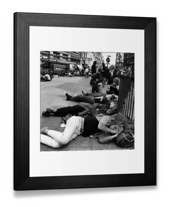 Framed Print : Youths in Piccadilly Circus, London. 15th August 1969
