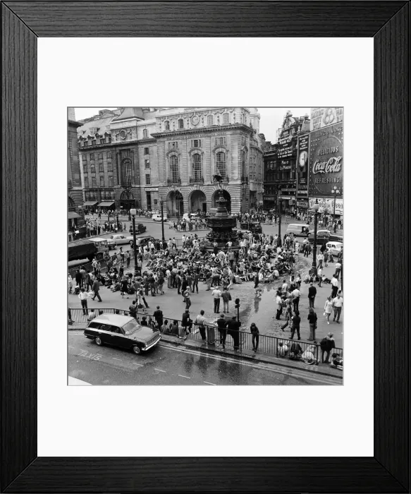 Framed Print : General scenes in Piccadilly Circus, London. 15th August 1969 Framed Print : General scenes in Piccadilly Circus, London. 15th August 1969