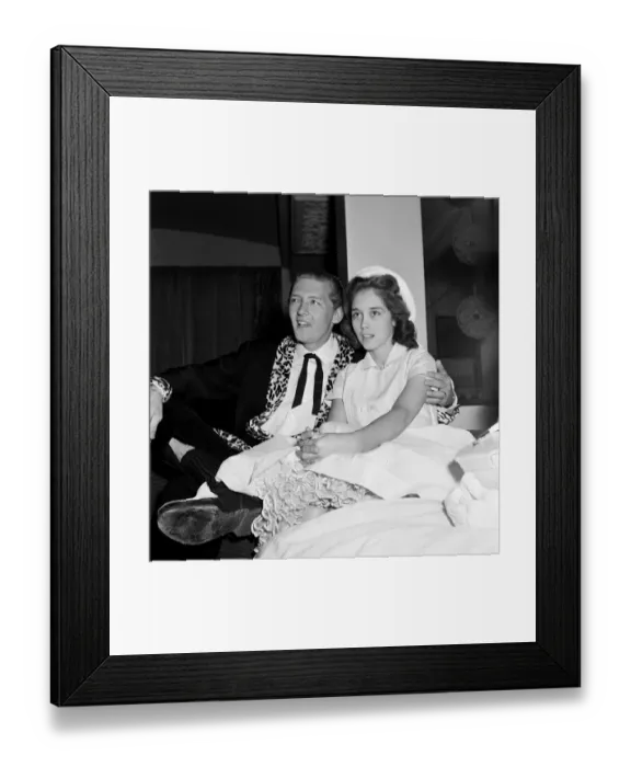 Framed Print : Jerry Lee Lewis and his 13-year-old wife Myra at the Westbury Hotel, London