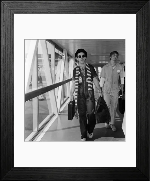 Framed Print : Elton John pictured on his arrival from a recording session in Los Angeles Framed Print : Elton John pictured on his arrival from a recording session in Los Angeles