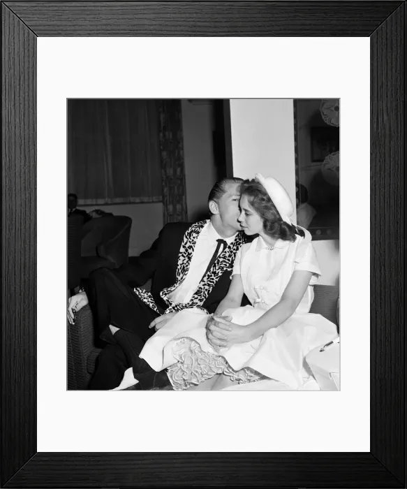 Framed Print : Jerry Lee Lewis and his 13-year-old wife Myra at the Westbury Hotel, London