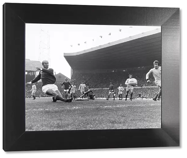 Bobby Charlton scored Manchester Uniteds 2nd goal in their 2 - 0 win over Coventry