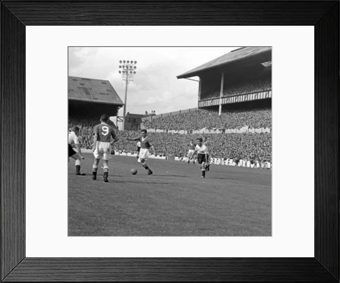 Framed Print : Tottenham 1-1 Chelsea, division one league match at White Hart Lane Framed Print : Tottenham 1-1 Chelsea, division one league match at White Hart Lane