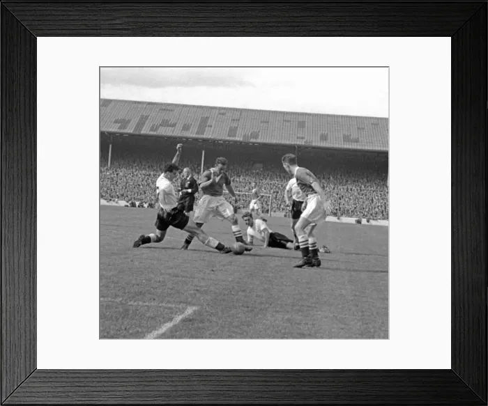 Framed Print : Tottenham 1-1 Chelsea, division one league match at White Hart Lane