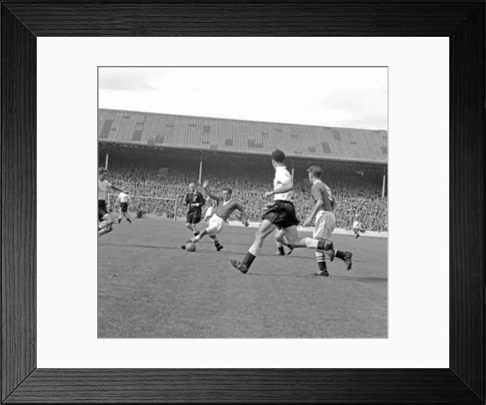Framed Print : Tottenham 1-1 Chelsea, division one league match at White Hart Lane Framed Print : Tottenham 1-1 Chelsea, division one league match at White Hart Lane