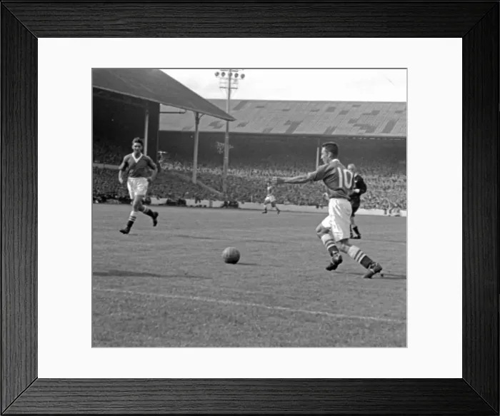 Framed Print : Tottenham 1-1 Chelsea, division one league match at White Hart Lane Framed Print : Tottenham 1-1 Chelsea, division one league match at White Hart Lane