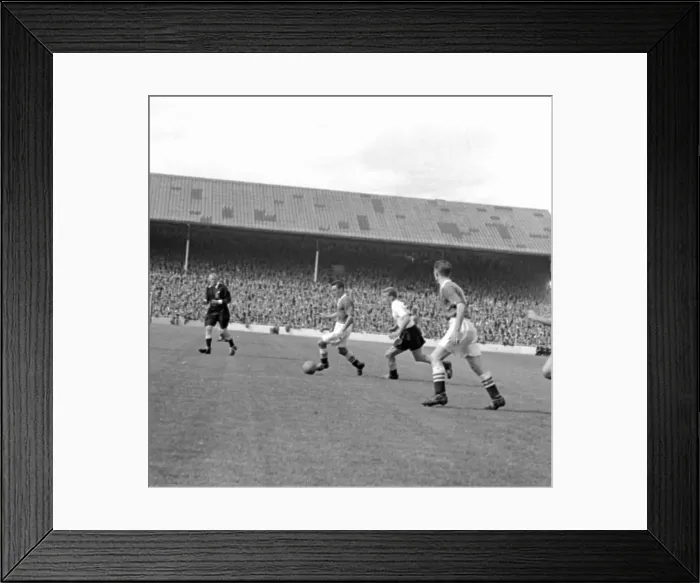 Framed Print : Tottenham 1-1 Chelsea, division one league match at White Hart Lane Framed Print : Tottenham 1-1 Chelsea, division one league match at White Hart Lane