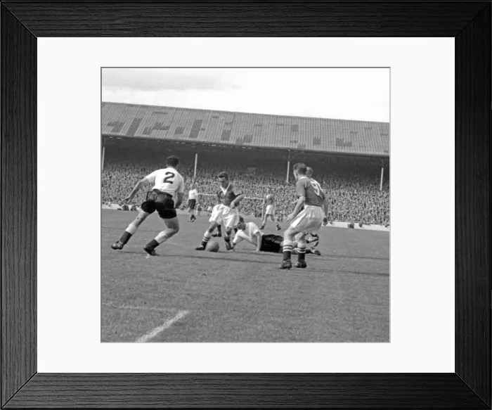 Framed Print : Tottenham 1-1 Chelsea, division one league match at White Hart Lane Framed Print : Tottenham 1-1 Chelsea, division one league match at White Hart Lane