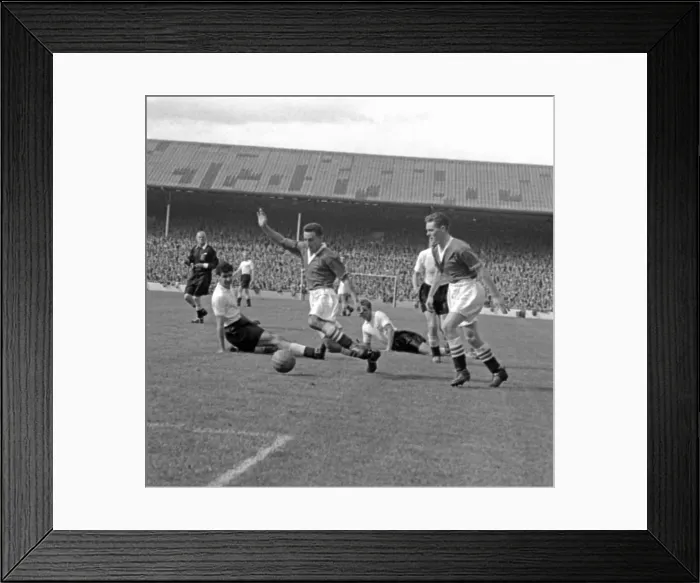 Framed Print : Tottenham 1-1 Chelsea, division one league match at White Hart Lane Framed Print : Tottenham 1-1 Chelsea, division one league match at White Hart Lane