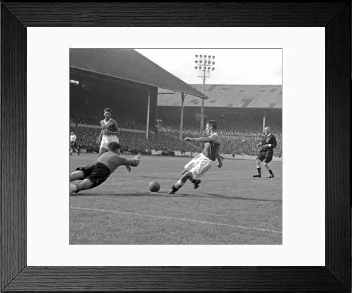 Framed Print : Tottenham 1-1 Chelsea, division one league match at White Hart Lane Framed Print : Tottenham 1-1 Chelsea, division one league match at White Hart Lane