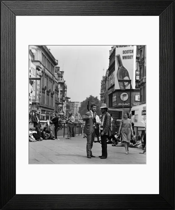 Framed Print : General scenes in Piccadilly Circus, London. 15th August 1969 Framed Print : General scenes in Piccadilly Circus, London. 15th August 1969