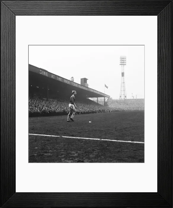 Framed Print : Bobby Charlton, pictured during the Bolton Wanderers verses Manchester United match Framed Print : Bobby Charlton, pictured during the Bolton Wanderers verses Manchester United match