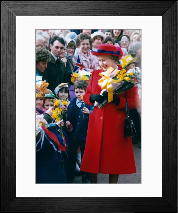 Framed Print : Queen Elizabeth II opens the Oakwood Cheshire Home at Offerton, Stockport