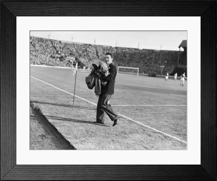 Framed Print : F. A International, England 2 v Ireland 3 at the Empire Stadium (Wembley Stadium)