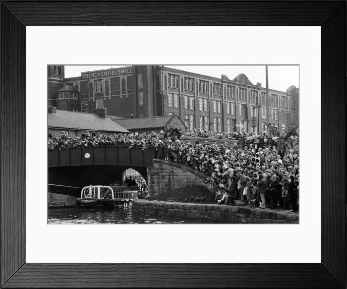 Framed Print : Queen Elizabeth II at The Way We Were Museum at Wigan Pier. 21st March 1986