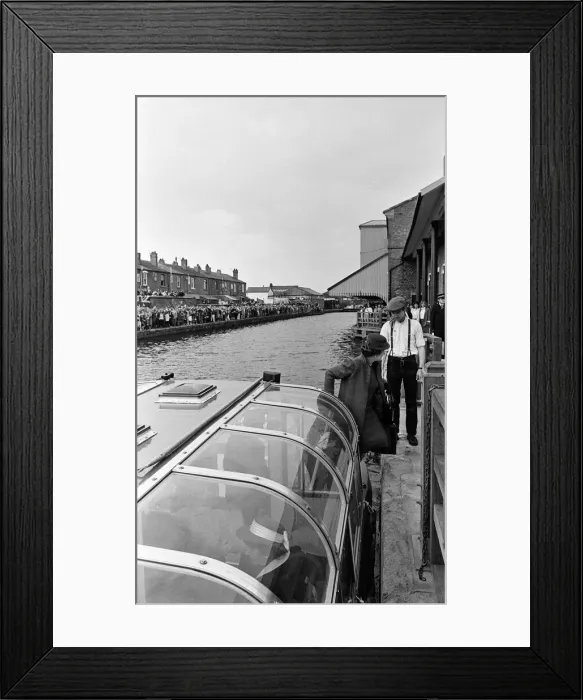 Framed Print : Queen Elizabeth II at The Way We Were Museum at Wigan Pier. 21st March 1986