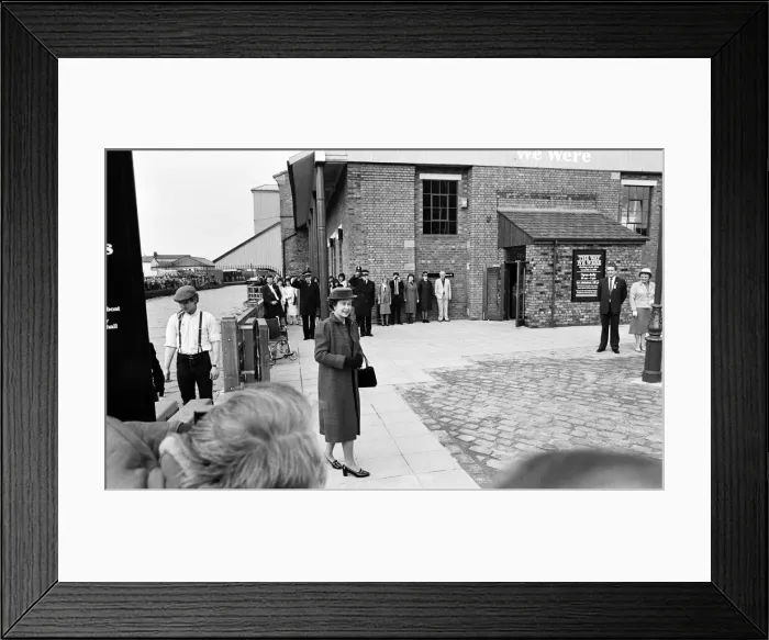 Framed Print : Queen Elizabeth II at The Way We Were Museum at Wigan Pier. 21st March 1986 Framed Print : Queen Elizabeth II at The Way We Were Museum at Wigan Pier. 21st March 1986