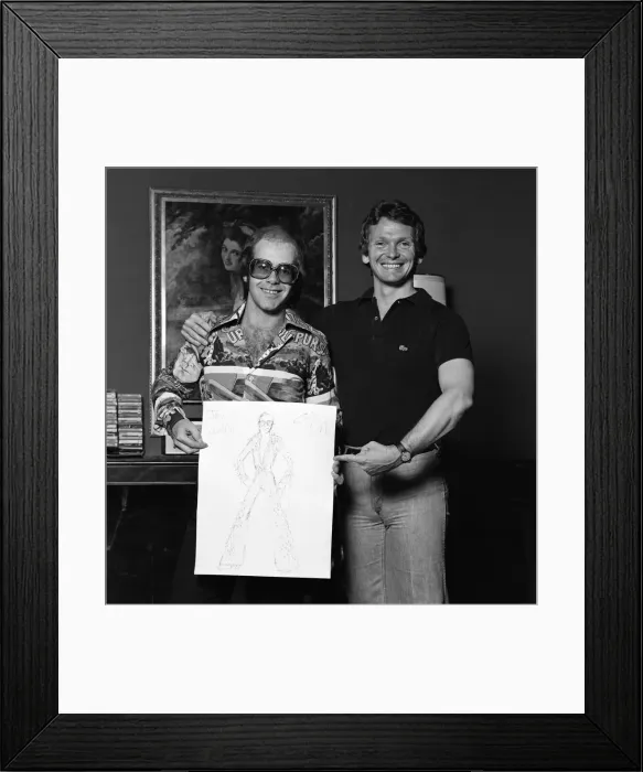 Framed Print : Elton John with designer Bob Mackie. 20th June 1975 Framed Print : Elton John with designer Bob Mackie. 20th June 1975