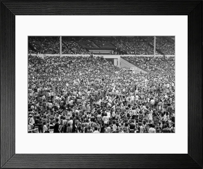 Framed Print : General view showing the thousands of fans at the Midsummer Music concert at Wembley Framed Print : General view showing the thousands of fans at the Midsummer Music concert at Wembley