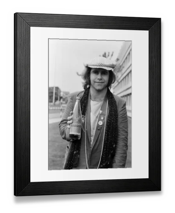 Framed Print : Elton John, arrives back in London after his successful tour of Russia Framed Print : Elton John, arrives back in London after his successful tour of Russia