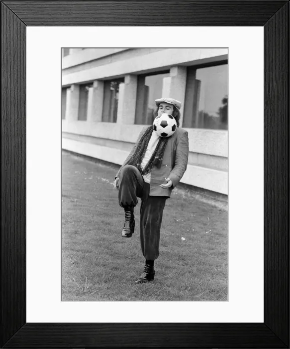 Framed Print : Elton John, arrives back in London after his successful tour of Russia Framed Print : Elton John, arrives back in London after his successful tour of Russia