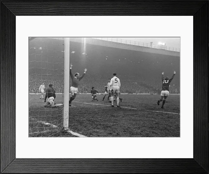 Framed Print : Leeds United verses Manchester United at Elland Road, Leeds, Yorkshire Framed Print : Leeds United verses Manchester United at Elland Road, Leeds, Yorkshire