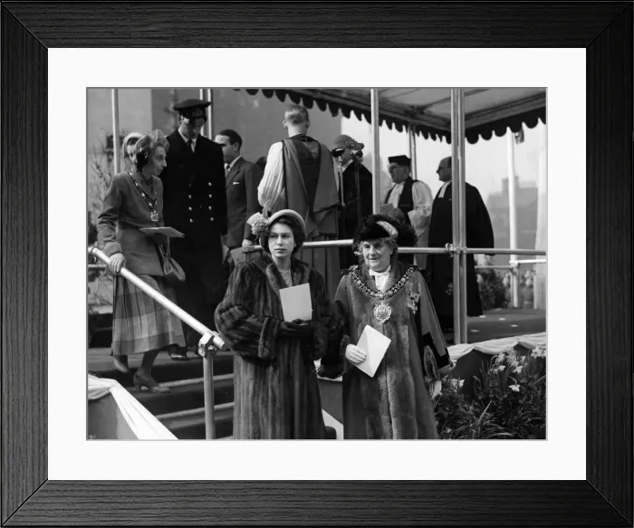 Framed Print : Princess Elizabeth visits Manchester. Pictured after the dedication ceremony in Framed Print : Princess Elizabeth visits Manchester. Pictured after the dedication ceremony in