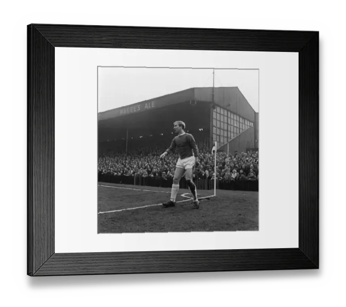 Framed Print : Bobby Charlton, pictured during the Bolton Wanderers verses Manchester United match Framed Print : Bobby Charlton, pictured during the Bolton Wanderers verses Manchester United match