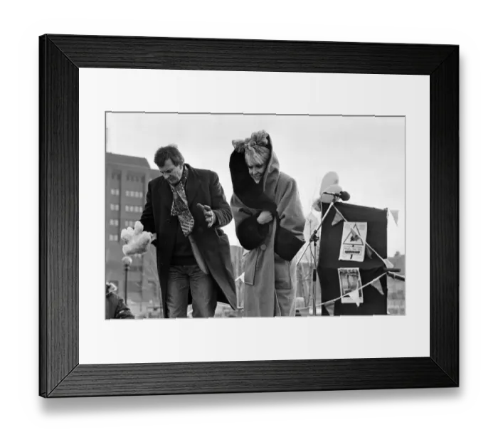 Framed Print : Television presenter Paula Yates at Albert Dock, Liverpool. 8th February 1986 Framed Print : Television presenter Paula Yates at Albert Dock, Liverpool. 8th February 1986
