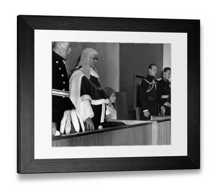 Framed Print : Queen Elizabeth II and Prince Philip, Duke of Edinburgh visit Manchester Law Courts
