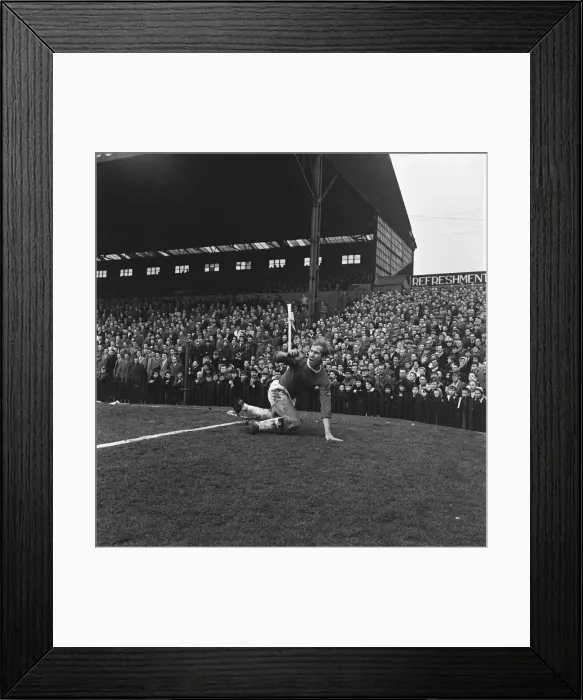 Framed Print : Bobby Charlton, pictured during the Bolton Wanderers verses Manchester United match Framed Print : Bobby Charlton, pictured during the Bolton Wanderers verses Manchester United match