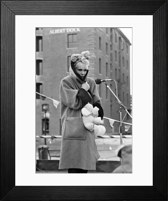 Framed Print : Television presenter Paula Yates at Albert Dock, Liverpool. 8th February 1986 Framed Print : Television presenter Paula Yates at Albert Dock, Liverpool. 8th February 1986