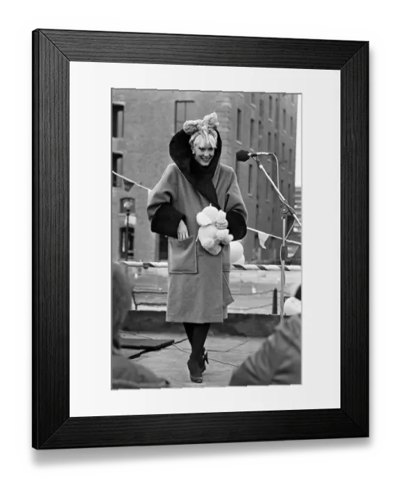 Framed Print : Television presenter Paula Yates at Albert Dock, Liverpool. 8th February 1986