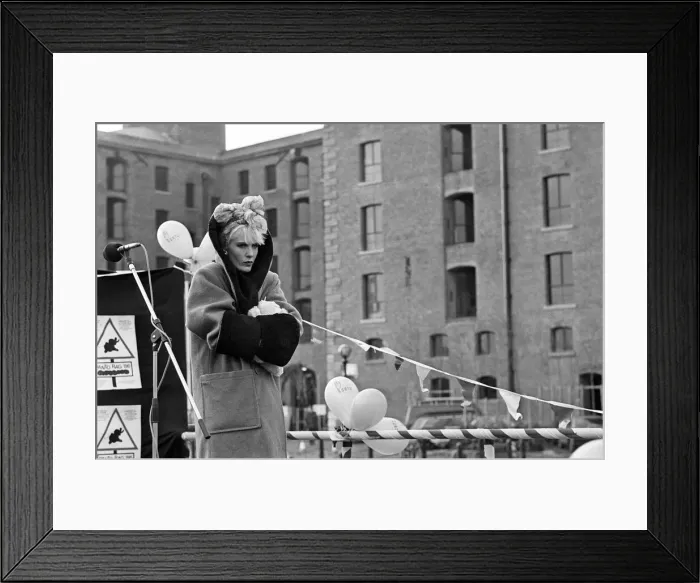 Framed Print : Television presenter Paula Yates at Albert Dock, Liverpool. 8th February 1986 Framed Print : Television presenter Paula Yates at Albert Dock, Liverpool. 8th February 1986