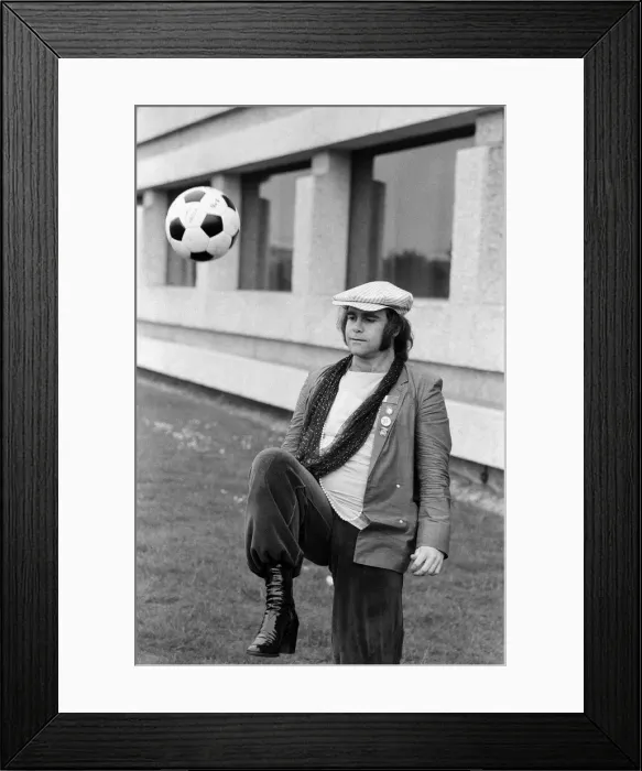 Framed Print : Elton John, arrives back in London after his successful tour of Russia Framed Print : Elton John, arrives back in London after his successful tour of Russia