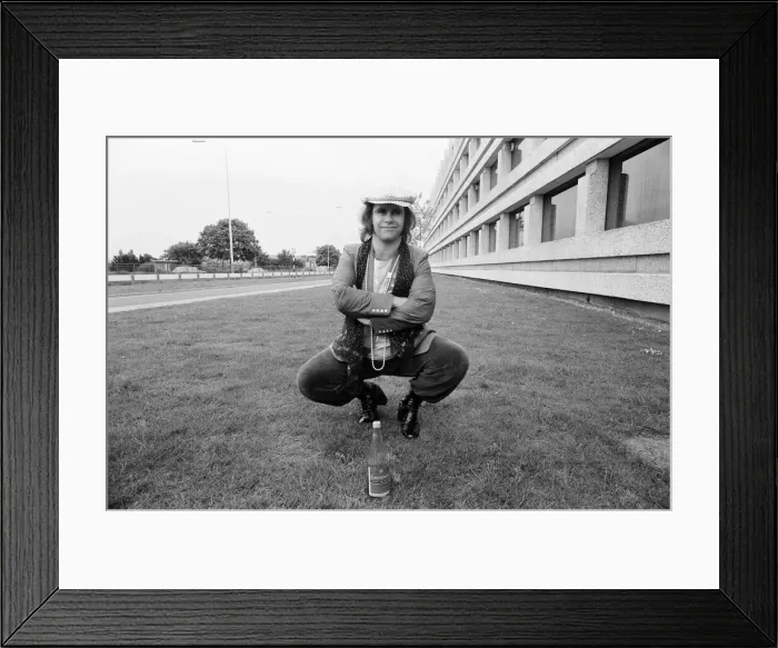 Framed Print : Elton John, arrives back in London after his successful tour of Russia Framed Print : Elton John, arrives back in London after his successful tour of Russia