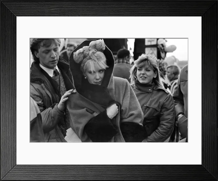Framed Print : Television presenter Paula Yates at Albert Dock, Liverpool. 8th February 1986 Framed Print : Television presenter Paula Yates at Albert Dock, Liverpool. 8th February 1986