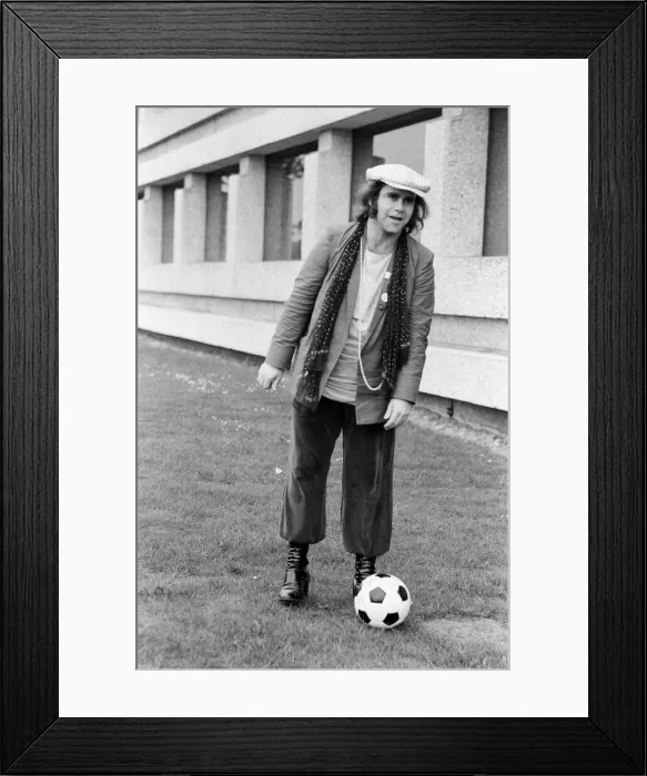 Framed Print : Elton John, arrives back in London after his successful tour of Russia Framed Print : Elton John, arrives back in London after his successful tour of Russia